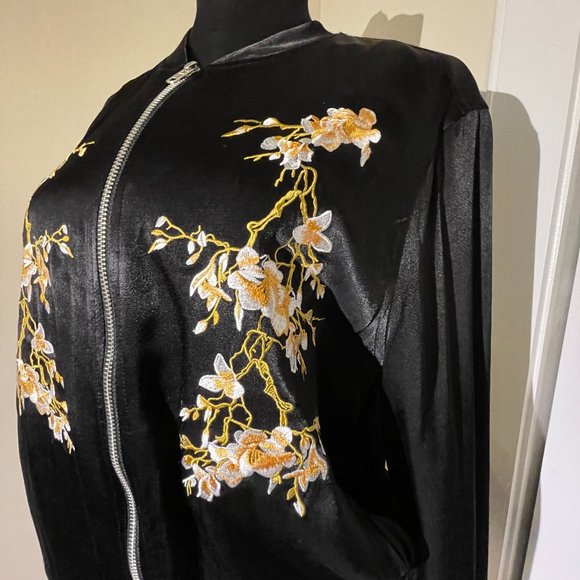 Silky Bomber with charming embroidery size 6 - Picture 2 of 8